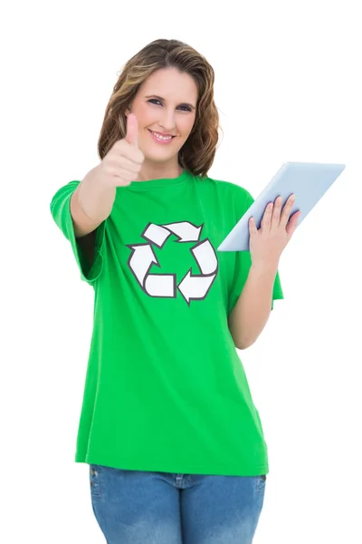 Feliz activista ambiental dando pulgares arriba sosteniendo la tableta —  Fotos de Stock