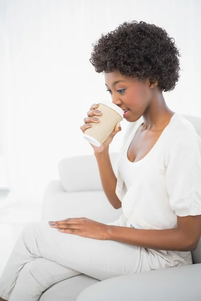 Doordachte prachtige brunette drinken koffie — Stockfoto