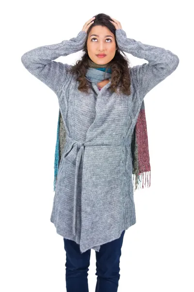 Angstig vrij brunette dragen winterkleren poseren — Stockfoto