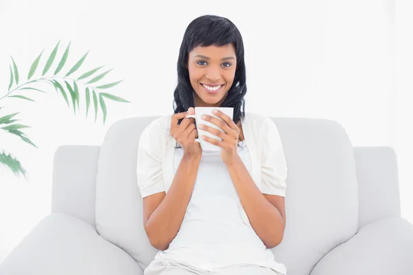 Elegante mujer de pelo negro en ropa blanca disfrutando del café —  Fotos de Stock