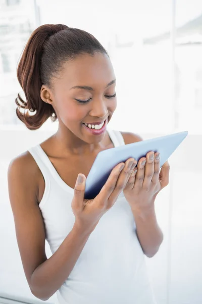 Mulher alegre desportiva segurando tablet — Fotografia de Stock