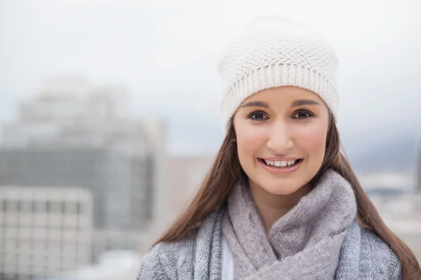 Brune mignonne souriante avec des vêtements d'hiver sur la pose — Photo