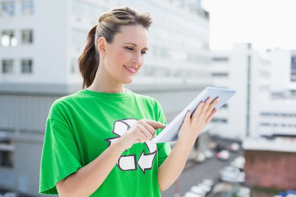 Mujer sonriente usando camiseta de reciclaje usando tableta —  Fotos de Stock