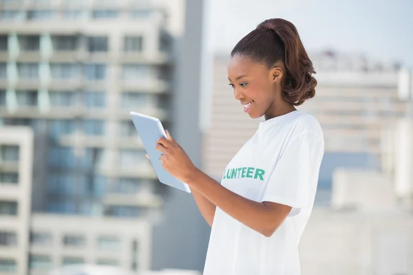 Carino donna sorridente utilizzando tablet pc — Foto Stock