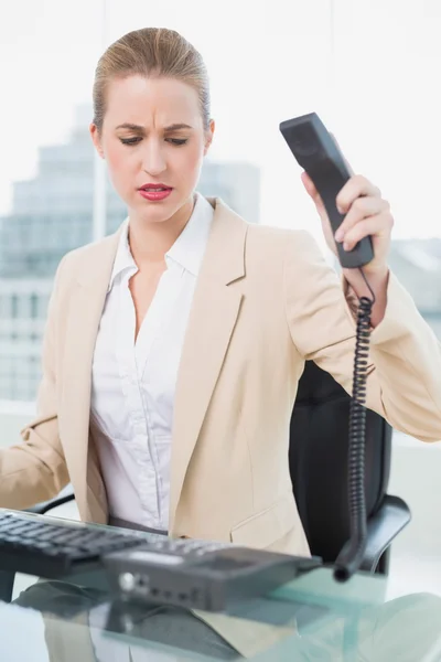 Woedend mooie zakenvrouw ophangen van de telefoon — Stockfoto