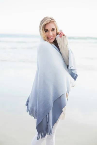 Charming blonde woman covering herself in a blanket — Stock Photo, Image