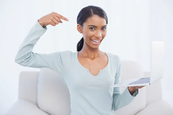 Glada attraktiv kvinna som pekar på hennes laptop — Stockfoto