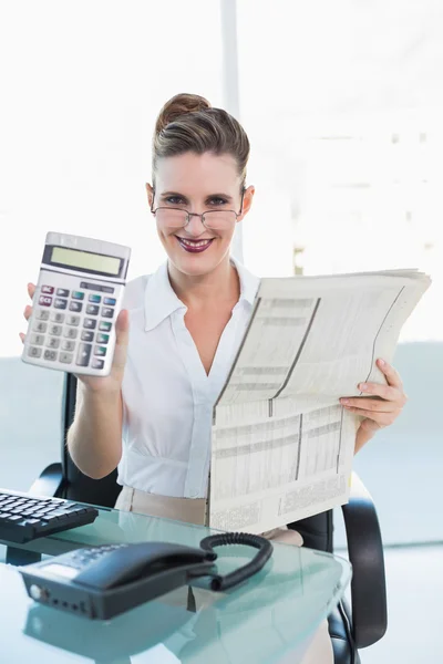 Leende affärskvinna visar räknaren på kamera — Stockfoto