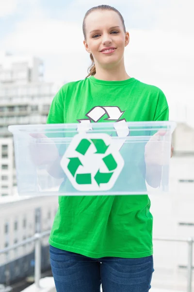 Glad ganska miljöaktivist innehar en återvinning låda — Stockfoto
