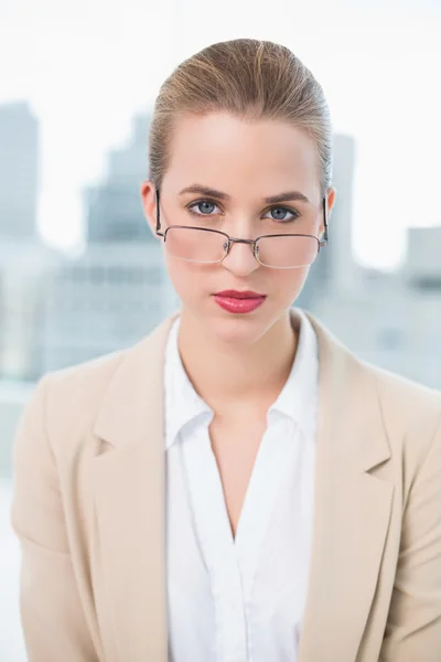 Femme d'affaires sérieuse avec des lunettes posant — Photo