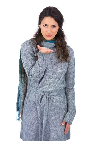 Lockiges Model mit Winterkleidung schickt Kuss in die Kamera — Stockfoto