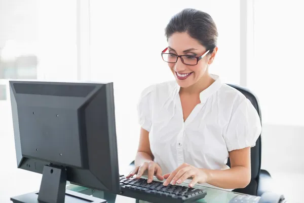 Fröhliche Geschäftsfrau arbeitet an ihrem Schreibtisch — Stockfoto