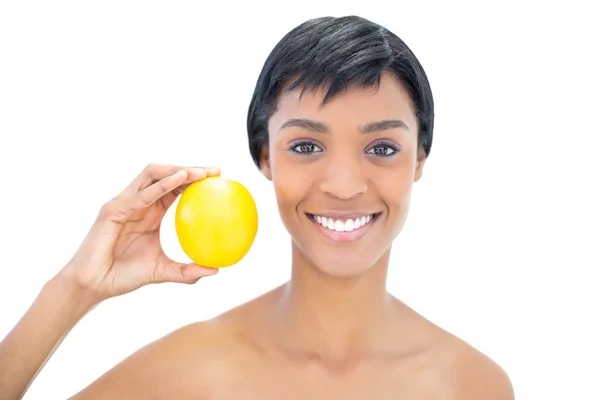 Mujer de pelo negro natural sosteniendo una naranja — Foto de Stock