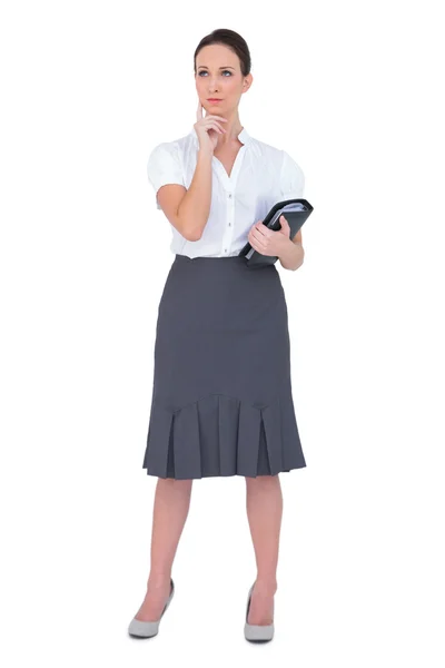 Pensativa mujer de negocios sosteniendo el cuaderno — Foto de Stock