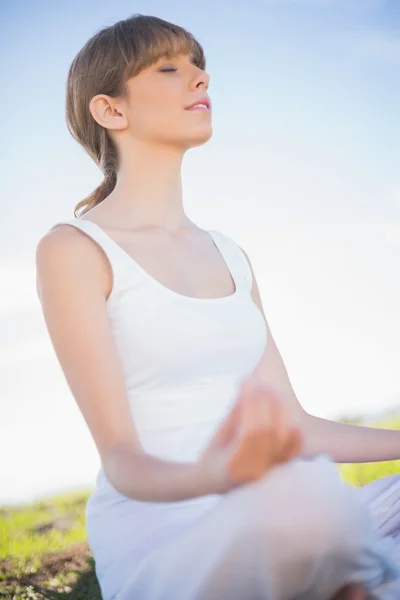 Мирная молодая женщина расслабляется в позе йоги — стоковое фото