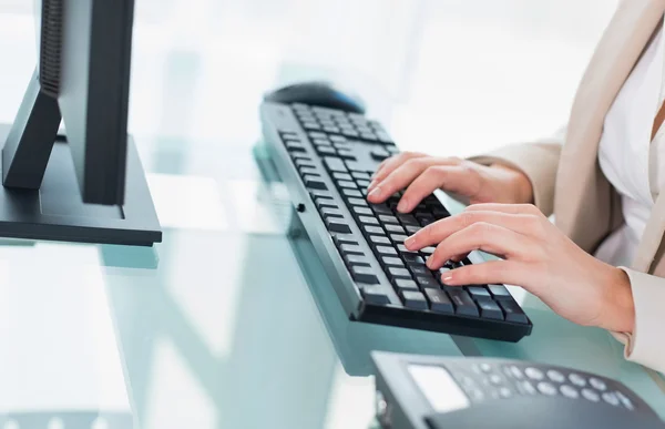 Nahaufnahme einer Geschäftsfrau mit einer Tastatur — Stockfoto