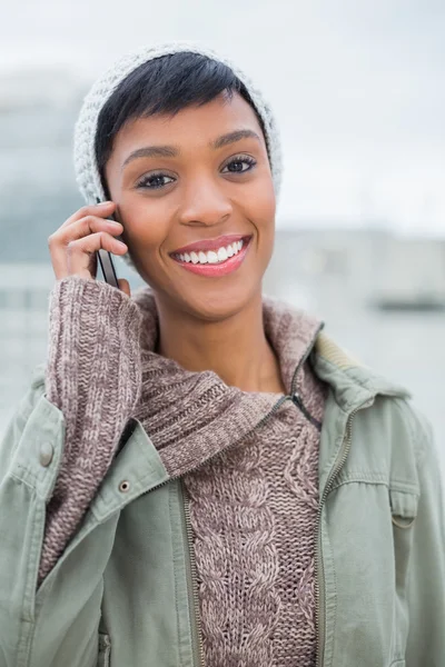 Radosny młody model w zimowe ubrania daje telefon — Zdjęcie stockowe