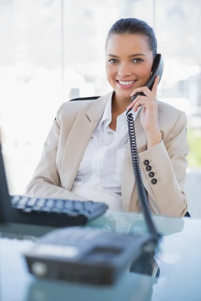 Vrolijke mooie zakenvrouw beantwoorden de telefoon — Stockfoto