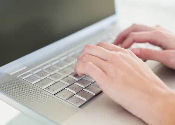 Nahaufnahme der Hände mit einem Laptop — Stockfoto