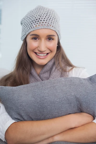 Glücklich attraktive Brünette mit Wintermütze auf posieren — Stockfoto