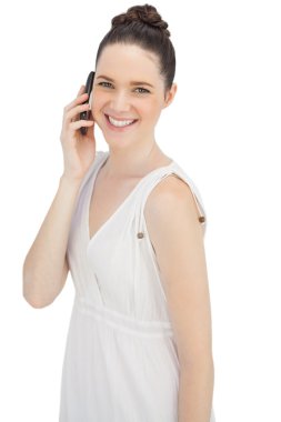 telefon görüşmesi having beyaz elbiseli genç model gülümseyen
