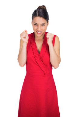 Kırmızı elbise poz içinde muzaffer seksi esmer