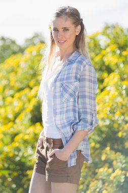 gülümseyen kadın kamera önünde poz