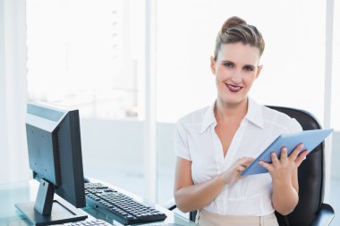 mutlu işkadını onun dijital tablet kullanma