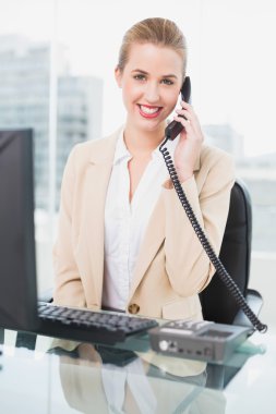 telefonlara neşeli güzel iş kadını