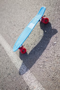 bir yolda renkli kaykay