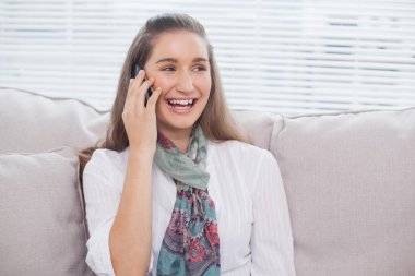 gülümseyen güzel modelinde bir telefon