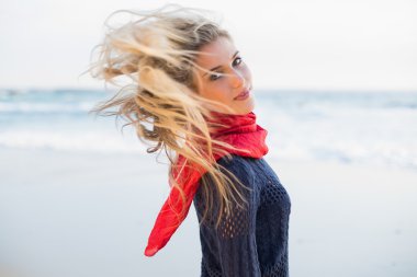 güzel seksi sarışın saçları savurma