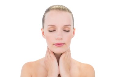 Boynunu holding meditative güzel sarışın model