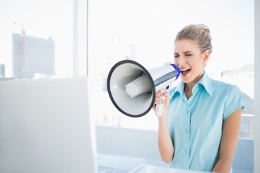 megafon içinde bağırarak öfkeli zarif kadın