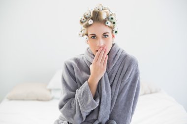 esneme saç curlers içinde rahat çekici sarışın kadın