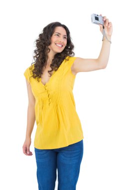 gülümseyen fotoğrafını alarak kıvırcık saçlı esmer