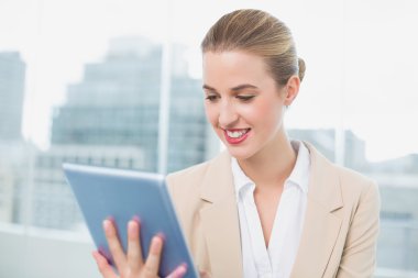 onun tablet kullanarak cazip iş kadını gülümseyen