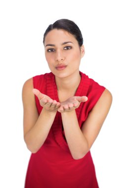 kamera öpüşme Kırmızı elbiseli seksi genç esmer