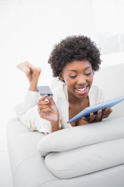 neşeli gorgeous esmer online alışveriş