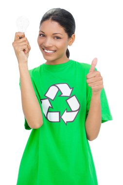 ampul holding model giyen geri dönüşüm tshirt gülümseyen