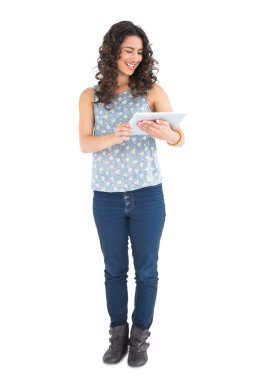onun tablet kullanarak çekici esmer gülümseyen