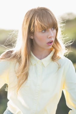 şaşırmış gibi muhteşem sarışın kenarında poz