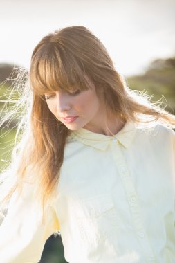 kırsal kesimde poz dalgın çekici sarışın