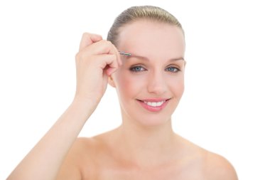 eğlenerek güzel sarışın model koparma kaşları