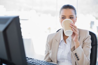 kahve içip rahat sofistike iş kadını