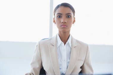 poz ciddi şık iş kadını