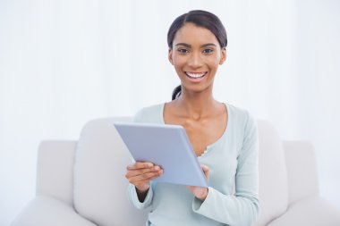 çekici bir kadın onun dijital tablet kullanarak gülümseyen