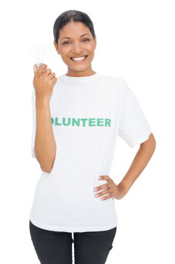 mutlu model giyen gönüllü tshirt ampul holding