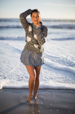 poz gülümseyen güzel kadın