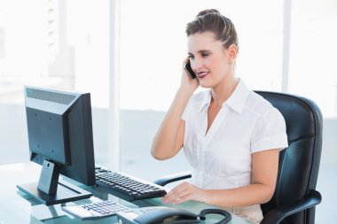 telefon sahip şık iş kadını